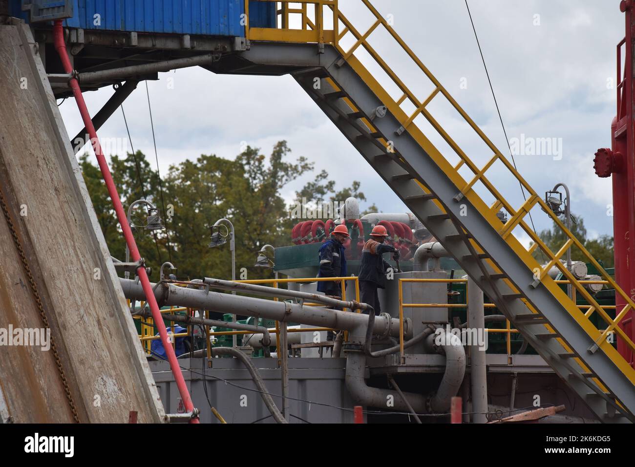 Lviv, Ukraine. 1. Oktober 2022. Arbeiter an einer Gasbohrstation in der Region Lviv gesehen. Aufgrund der russischen Militärinvasion lehnte die Ukraine russisches Gas vollständig ab. Daher werden in verschiedenen Regionen der Ukraine neue Gasfelder bebohrt und erschlossen. (Bild: © Pavlo Palamarchuk/SOPA Images via ZUMA Press Wire) Stockfoto