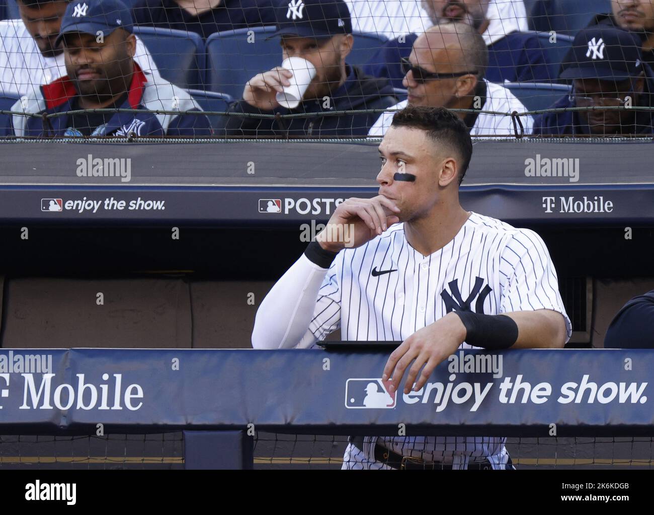 New York, USA. 14. Oktober 2022. New York Yankees Aaron Judge schaut aus dem Dugout im siebten Inning gegen die Cleveland Guardians in einem Spiel der American League Division Series im Yankee Stadium in New York City am Freitag, den 14. Oktober 2022. Richter schlug seine ersten drei Mal bei Fledermaus. Foto von John Angelillo/UPI. Kredit: UPI/Alamy Live Nachrichten Stockfoto