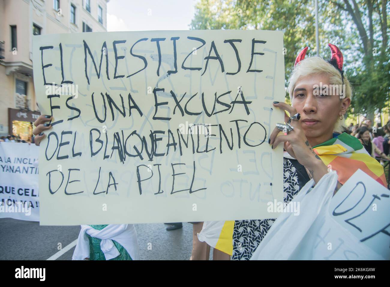 Die Demonstration des hispanischen Erbes am 12. Oktober ist der Nationalfeiertag des Königreichs Spanien. Selbst die aktuelle linke Regierung ruft zu verschiedenen Veranstaltungen auf, um dieses Datum zu gedenken, darunter eine große Militärparade sowie Aktivitäten innerhalb und außerhalb des Königreichs. Hispanidad soll eine gemeinsame Kultur zwischen Spanien und seinen ehemaligen Kolonien in Abya Yala, Afrika und Asien verkaufen. In diesem Jahr wurden von der Gemeinde Madrid mehr als 100 kulturelle Aktivitäten zwischen Konzerten, Theater, Lesungen und Gastronomie vorgeschlagen, die mehr als 1500 Künstler aus dem V-Bereich einluden Stockfoto