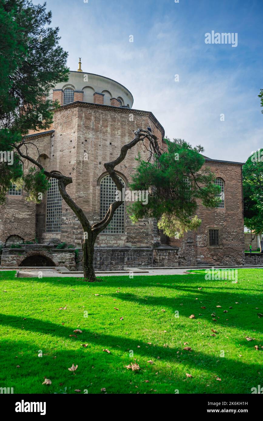 ISTANBUL, TÜRKEI - 8. AUGUST 2021: Alte byzantinische Hagia Irene orthodoxe Kirche in der Stadt Istanbul, Türkei Stockfoto