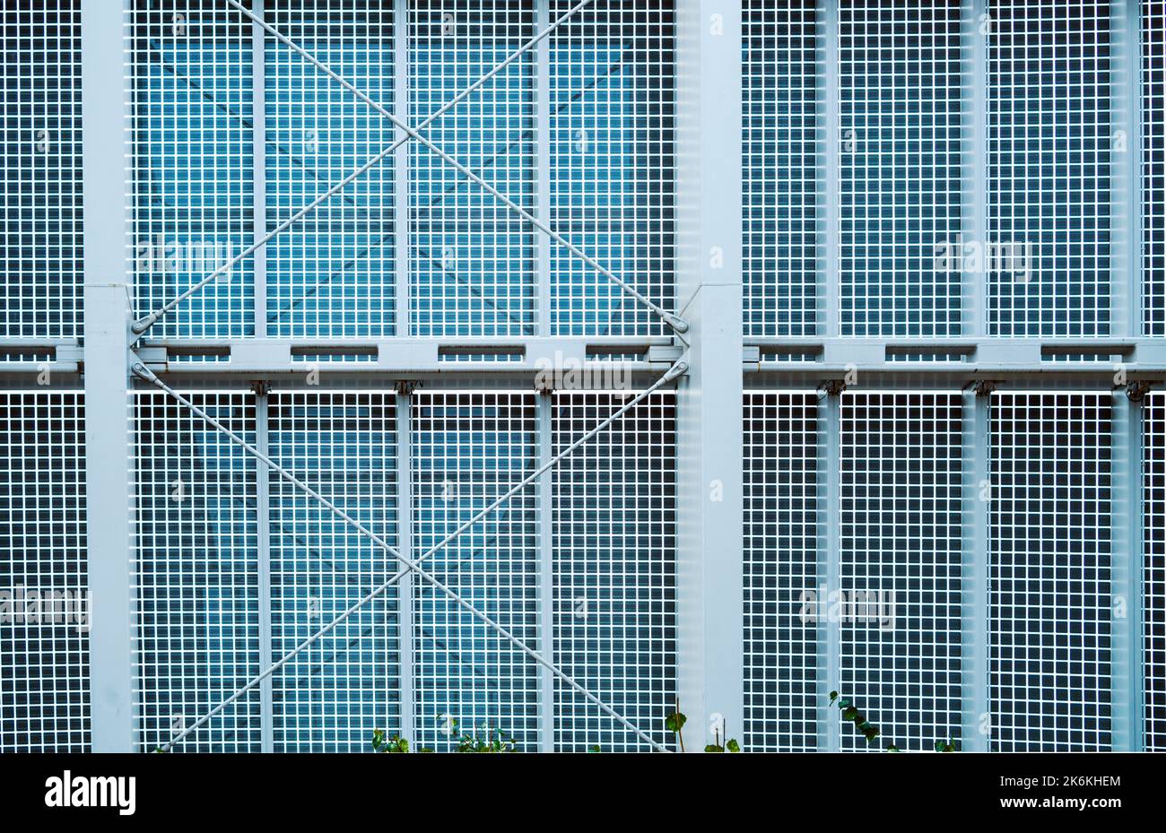 Fassade aus Solarpaneelen von innen gesehen. Stockfoto