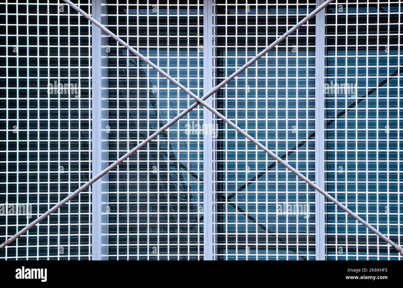 Fassade aus Solarpaneelen von innen gesehen. Stockfoto