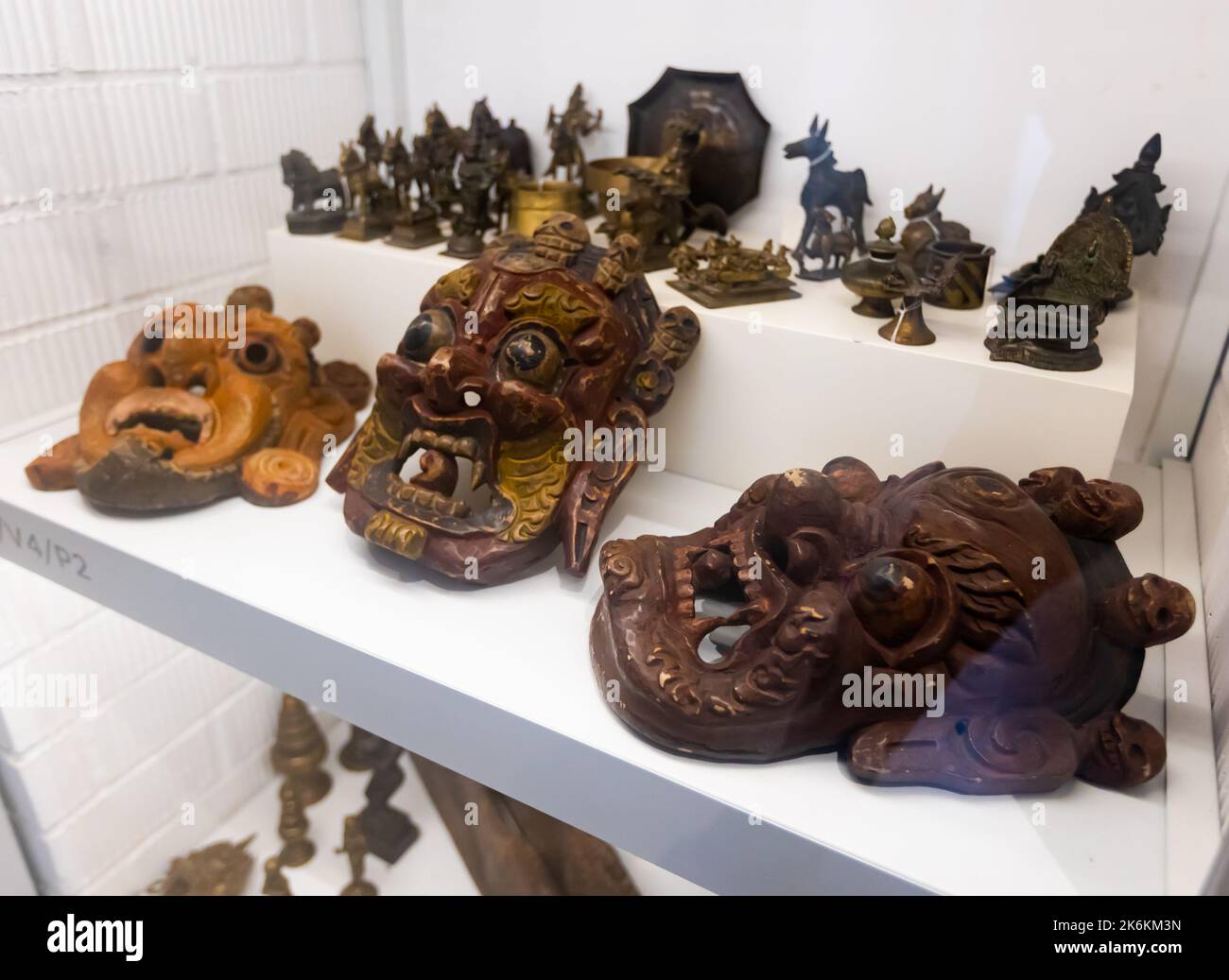 Alte tibetische Figuren und Masken im Ethnologischen Museum in Barcelona, Spanien Stockfoto