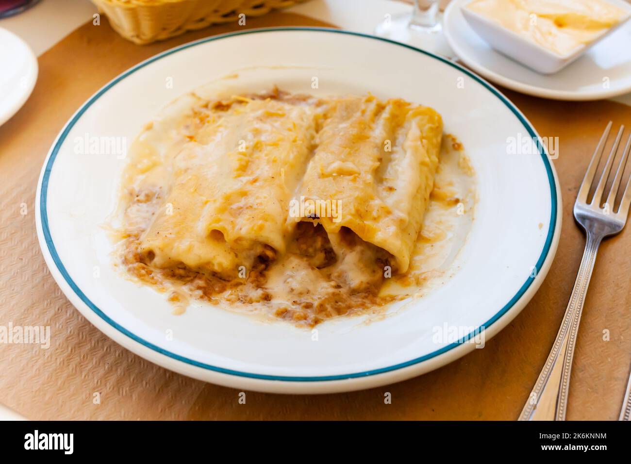 Traditionelle italienische Cannelloni mit Hackfleisch in Bechamelsoße gebacken Stockfoto