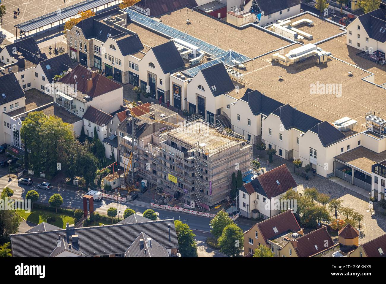 Luftaufnahme, Baustelle und neues Wohnhaus in der Mendener Straße, Einkaufszentrum, Neheim, Arnsberg, Sauerland, Nordrhein-Westfalen, Stockfoto