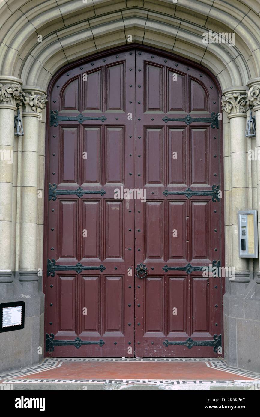 Industrieller Hintergrund von abgebrochene Farbe an einer alten Tür Stockfoto