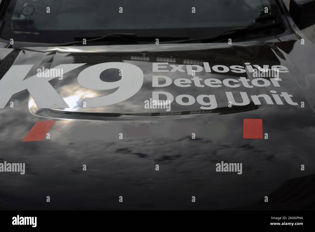 Beschilderung für K9 Sprengstoffdetektor Hundeeinheit auf der Motorhaube eines Autos Stockfoto