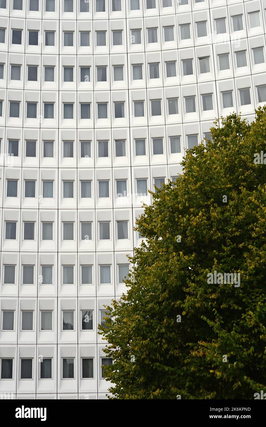 Industrieller Hintergrund einer Wolkenkratzermauer Stockfoto