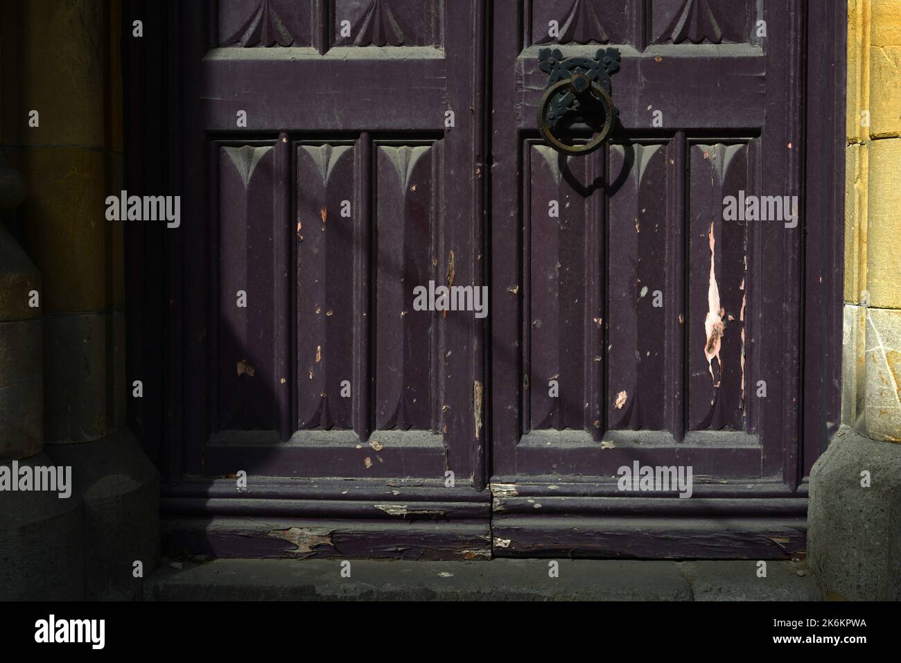 Industrieller Hintergrund von abgebrochene Farbe an einer alten Tür Stockfoto