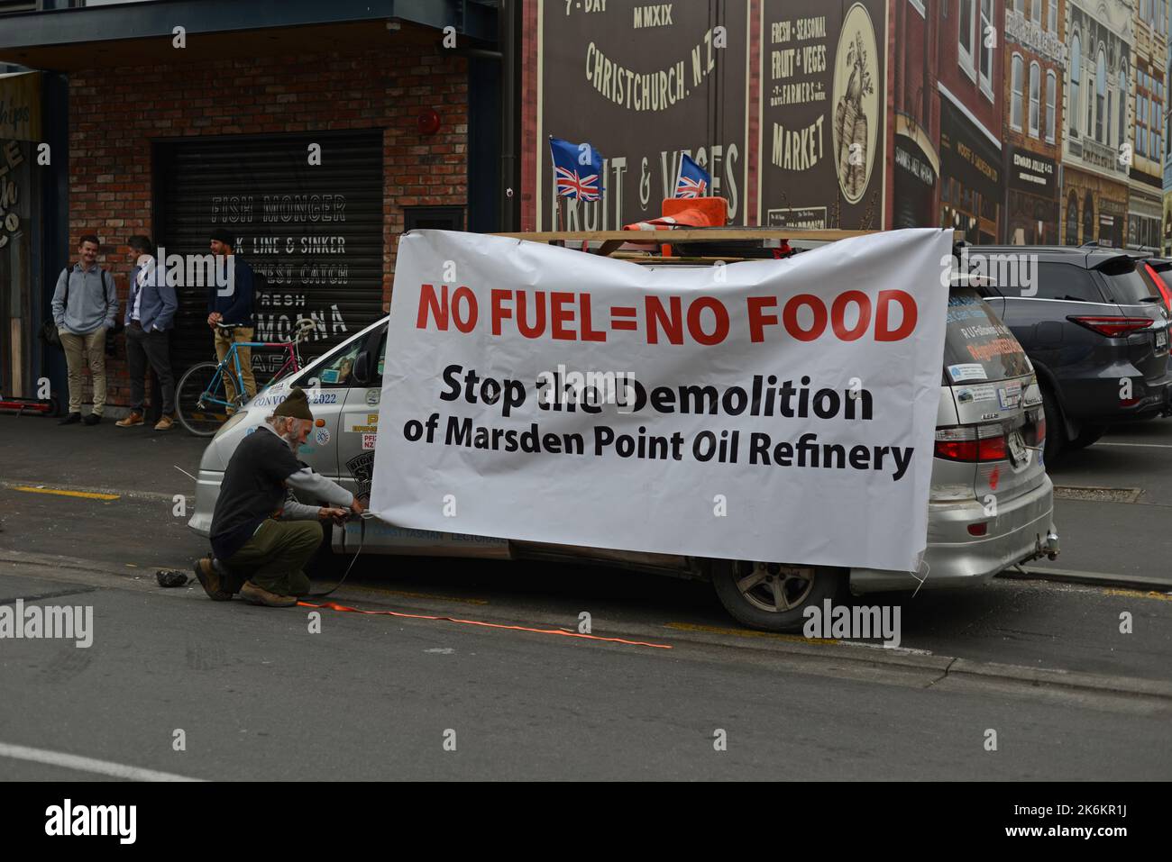 CHRISTCHURCH, NEUSEELAND, 21. SEPTEMBER 2022, Protestiert Ein politischer Kandidat der Westküste vor dem Christchurch Court House, Neuseeland, wegen der geplanten Schließung der Ölraffinerie Marsden Point Stockfoto
