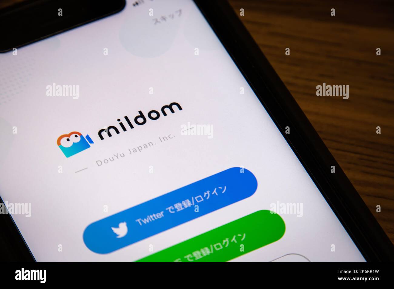 Vancouver, KANADA - Okt 11 2022 : Registrierungsseite der Mildom App auf einem iPhone. Mildom ist eine japanische Streaming-Plattform, die sich auf Gaming-rel spezialisiert hat Stockfoto