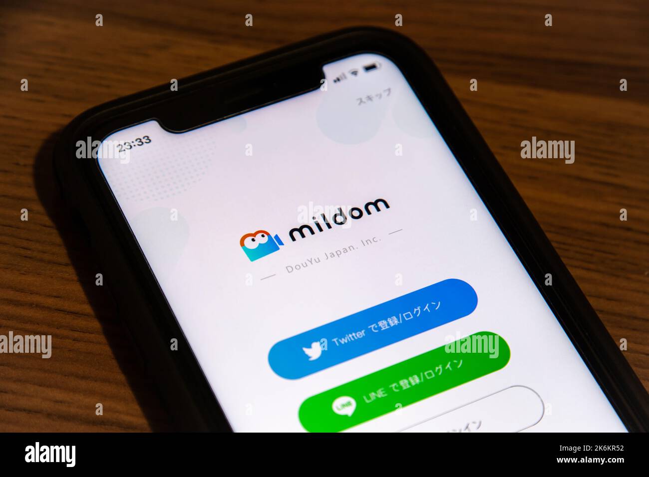Vancouver, KANADA - Okt 11 2022 : Registrierungsseite der Mildom App auf einem iPhone. Mildom ist eine japanische Streaming-Plattform, die sich auf Gaming-rel spezialisiert hat Stockfoto