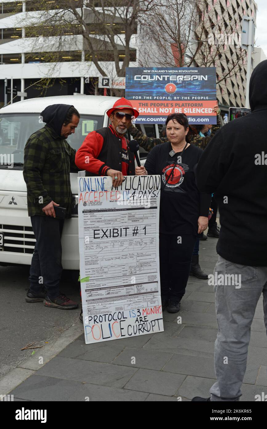 CHRISTCHURCH, NEUSEELAND, 21. SEPTEMBER 2022, Suppporters of Counterspin, Eine Organisation für Redefreiheit, Protest vor dem Christchurch Court House, Neuseeland, wegen Vorwürfen von Mitgliedern, die anstößiges Material veröffentlichen. Auf dem Plakat wird behauptet, dass die Polizei bei den Schüssen der Christchurch-Moschee 51 Moslems getötet hat. Stockfoto