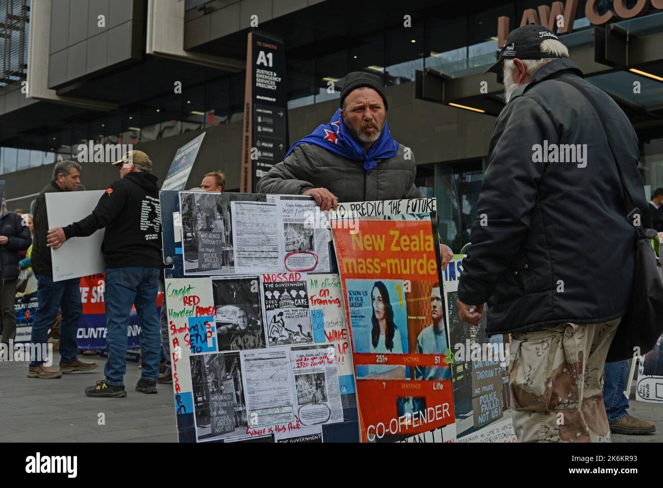 CHRISTCHURCH, NEUSEELAND, 21. SEPTEMBER 2022, Suppporters of Counterspin, Eine Organisation für Redefreiheit, Protest vor dem Christchurch Court House, Neuseeland, wegen Vorwürfen von Mitgliedern, die anstößiges Material veröffentlichen. Auf dem Plakat wird behauptet, dass die Polizei bei den Schüssen der Christchurch-Moschee 51 Moslems getötet hat. Stockfoto