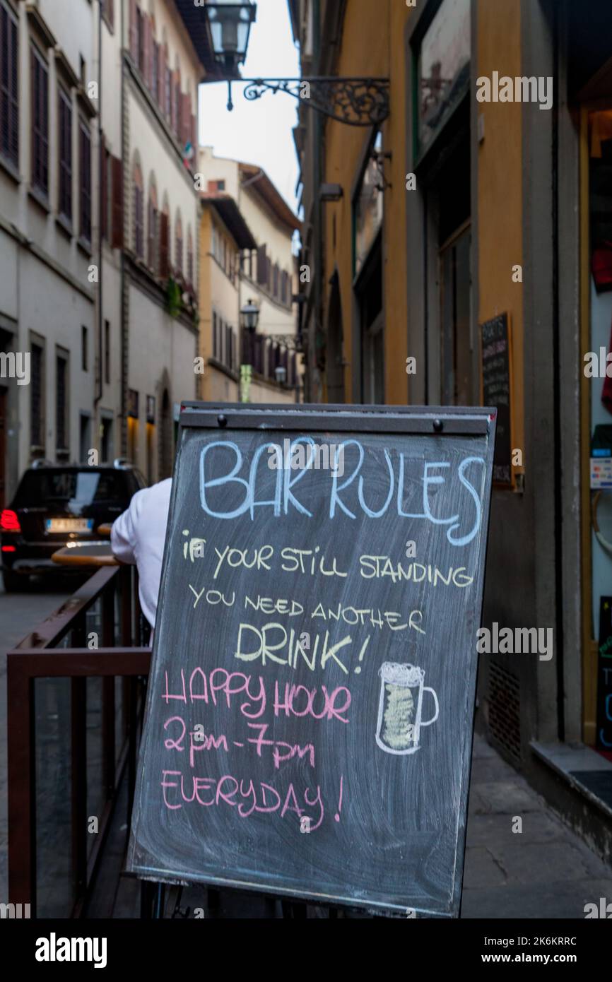 Handschriftlich, Kreideschild auf dem Bürgersteig, Bar Rules Stockfoto