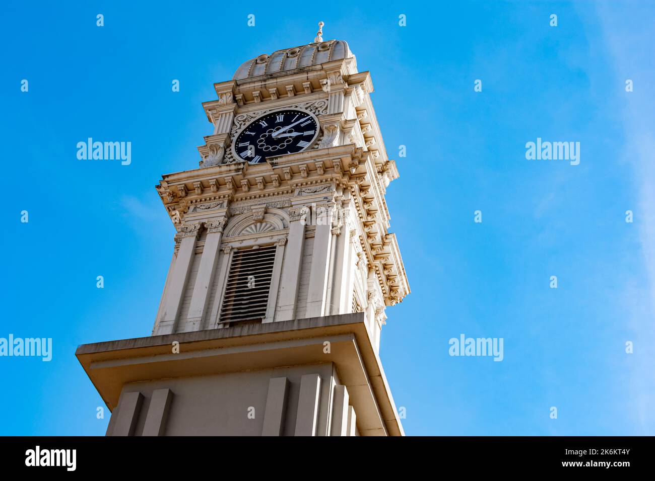 Dubuque, IA, USA - 8. Oktober 2022: Dubuque Town Clock Tower in der Innenstadt von Dubuque, Iowa. Stockfoto