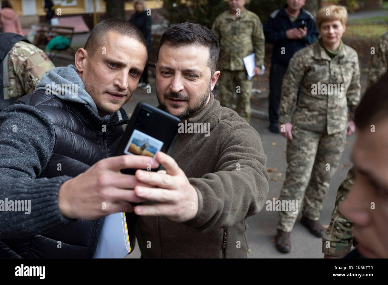 Kiew, Ukraine. 14. Oktober 2022. Der ukrainische Präsident Wolodymyr Zelenskyy, rechts, macht ein Selfie mit einem verwundeten Krieger während eines Besuchs in einem Militärkrankenhaus zu Ehren des Tages der Verteidiger der Ukraine am 14. Oktober 2022 in Kiew, Ukraine. Kredit: Ukrainisches Presidential Press Office/Ukraine Presidency/Alamy Live News Stockfoto