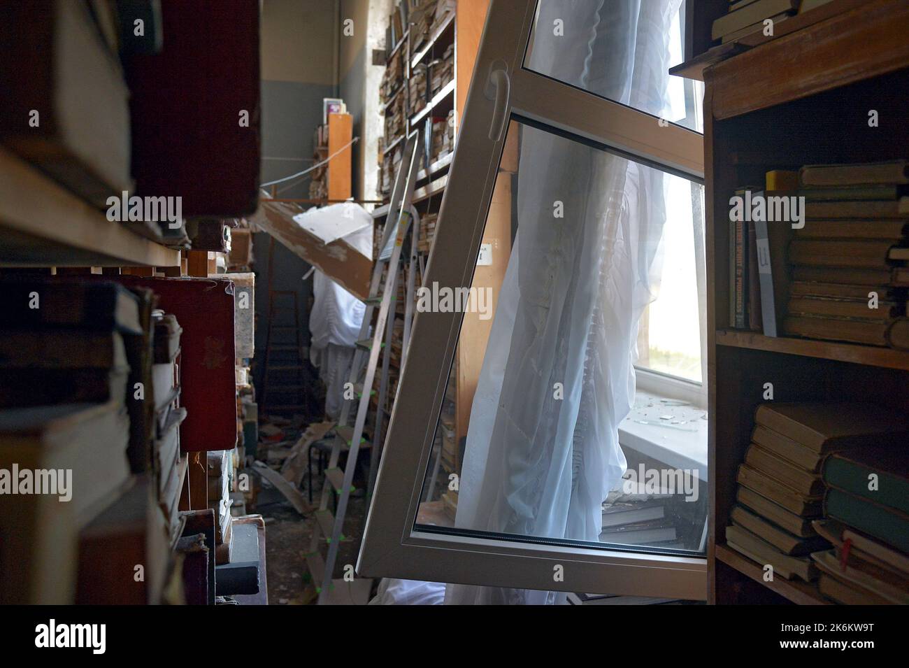 KIEW, UKRAINE - 11. OKTOBER 2022 - auf dem Gelände der M. Maksymovych Scientific Library der Taras Schewtschenko National University of Kiew beschädigt als Folge eines Raketenangriffs der russischen Truppen auf die Hauptstadt am 10. Oktober 2022, Kiew, Hauptstadt der Ukraine. Stockfoto