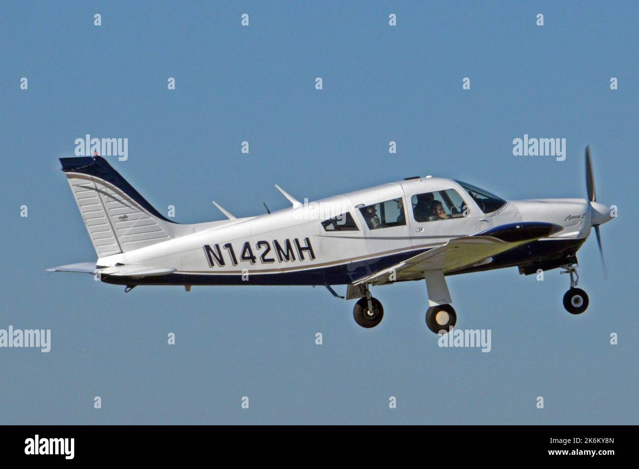 Deutschland, Bayern, Augsburg: N142MH Piper PA.28R-200 Cherokee Arrow II (c/n 7335230) am Flughafen Augsburg. Stockfoto