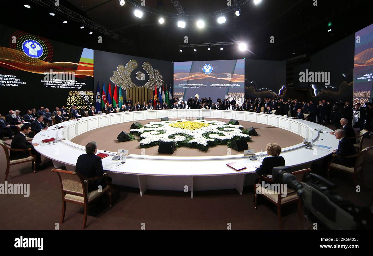 Astana, Kasachstan. 14. Oktober 2022. Die Staats- und Regierungschefs der Gemeinschaft unabhängiger Staaten nehmen am 14. Oktober 2022 am Gipfeltreffen der Gemeinschaft unabhängiger Staaten (GUS) in Astana, Kasachstan, Teil. Präsident Wladimir Putin sagte den Medien nach dem Treffen (GUS) am freitag, dass Russland keine Pläne habe, die militärische Mobilisierung auszuweiten, und warnt davor, dass ein direkter Zusammenstoß mit der NATO zu einer „globalen Katastrophe“ führen würde. Foto von Kremlin Pool/UPI. Kredit: UPI/Alamy Live Nachrichten Stockfoto