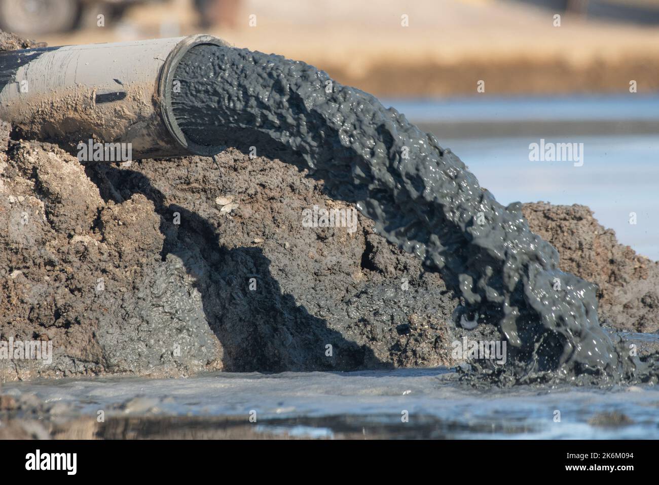 Ein Rohr, das Schlamm in der San Francisco Bay Area in Kalifornien abführt. Stockfoto