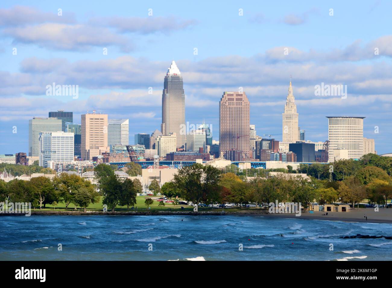 Downtown Cleveland vom Edgewater Park westlich der Stadt gesehen. Stockfoto