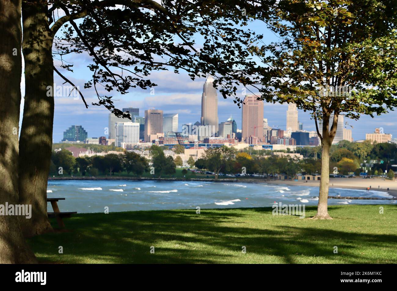 Downtown Cleveland vom Edgewater Park westlich der Stadt gesehen. Stockfoto