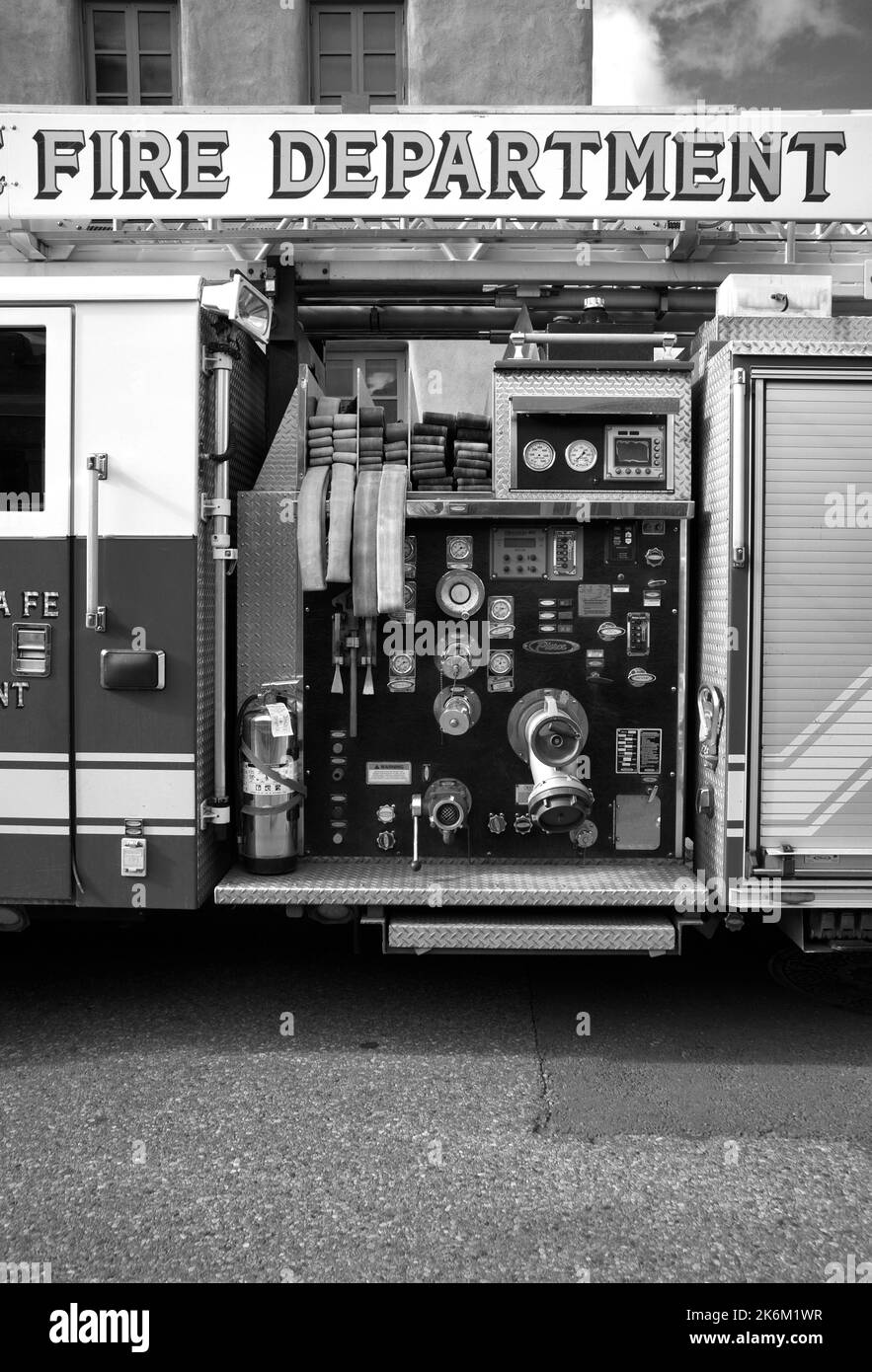 Das Bedienfeld an der Seite eines US-Feuerwehrwagens mit verschiedenen Ventilen, Instrumenten und Messgeräten. Stockfoto