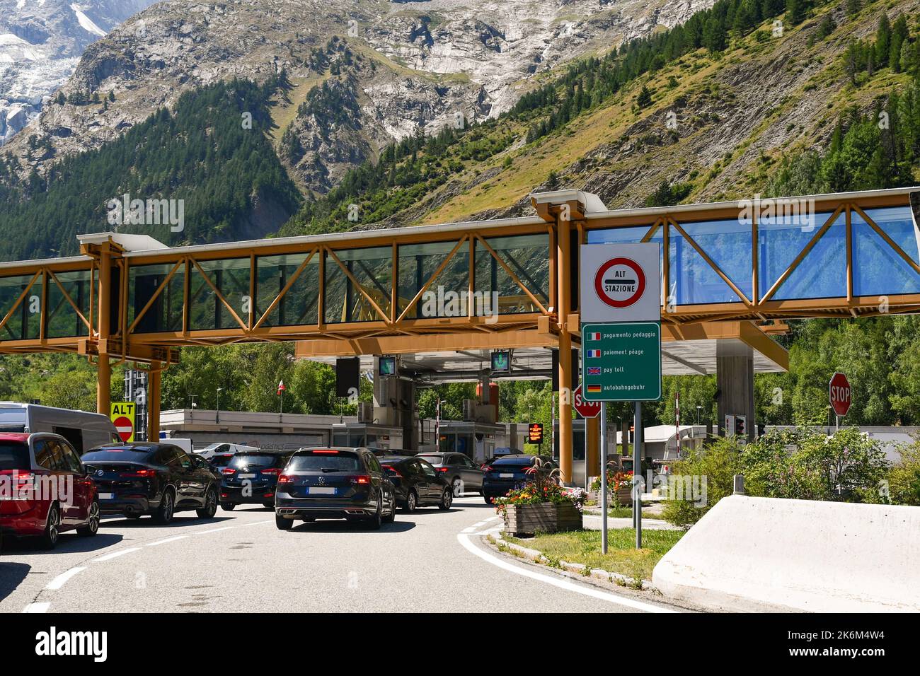 Autos stehen im Sommer am Eingang des Mont-Blanc-Tunnels an der italienischen Grenze, Courmayeur, Aosta-Tal, Italien Stockfoto