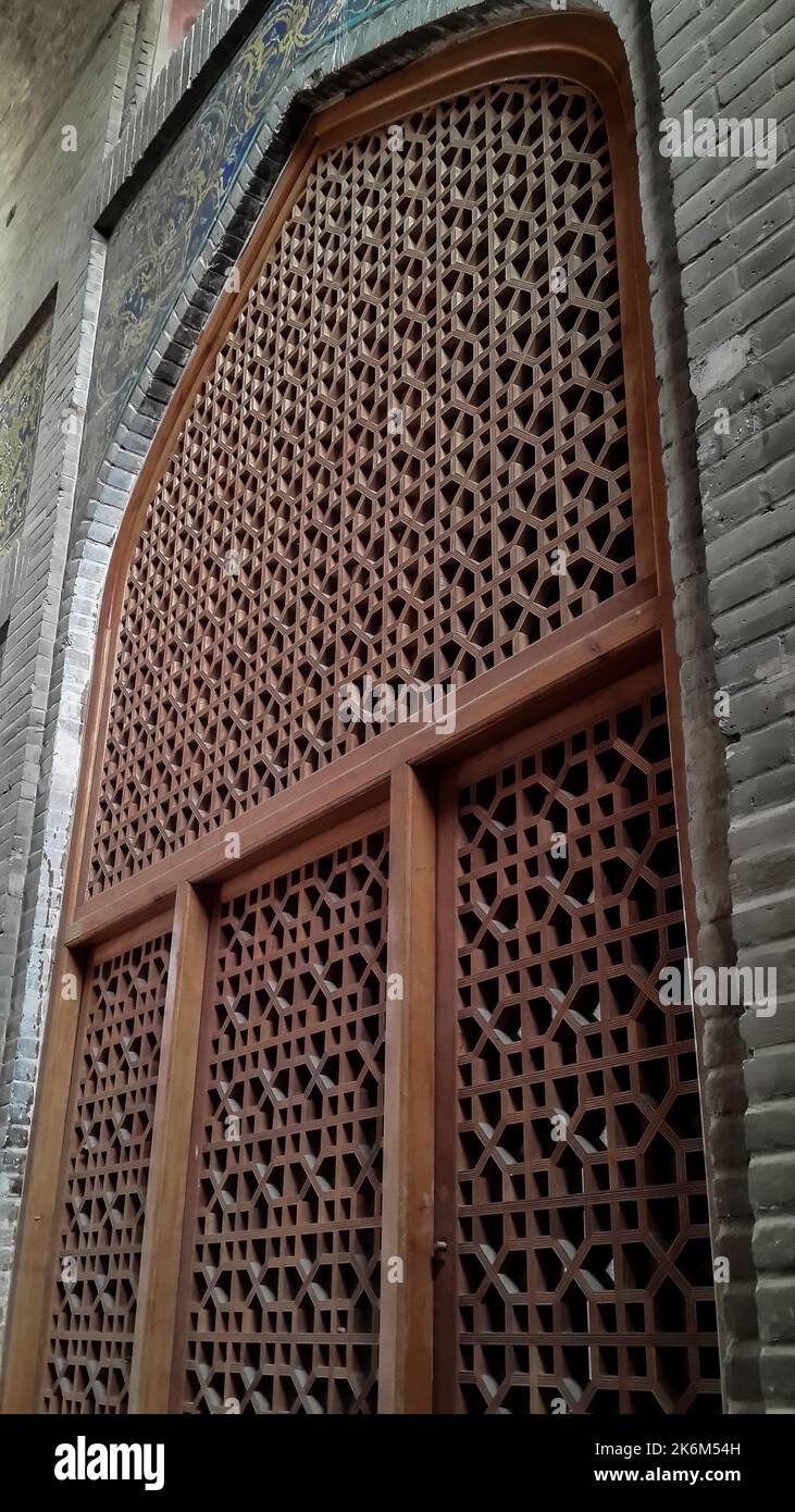 Woonden Fenster in naghshe jahan Indoor Coridors, isfahan, iran Stockfoto