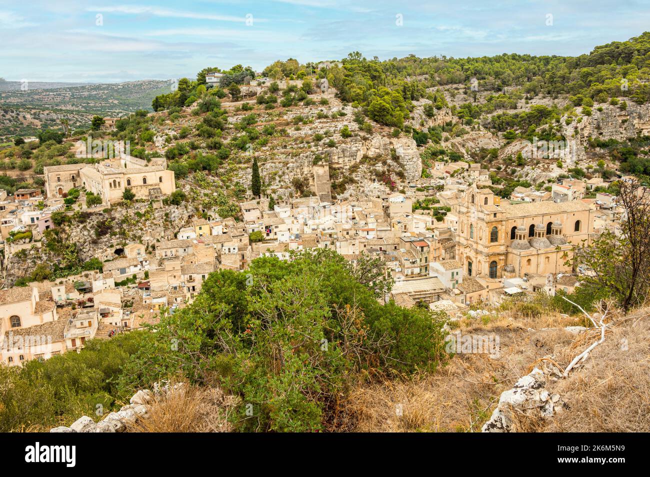 Scicli, Italien: 09-18-2022: Luftlandschaft von Scicli mit schönen historischen Gebäuden im Barockstil Stockfoto