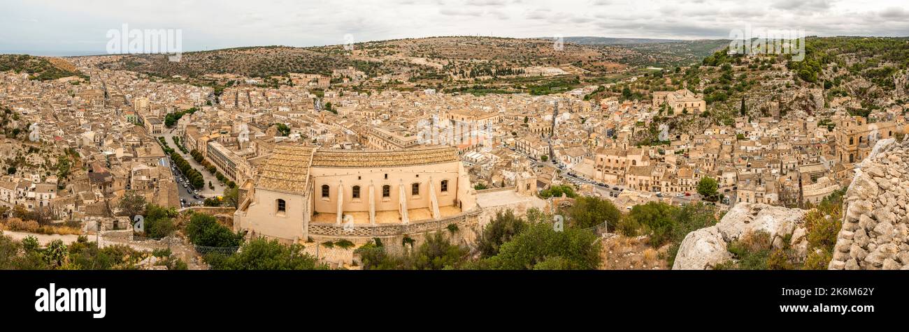 Scicli, Italien: 09-18-2022: Extrabreite Luftlandschaft von Scicli mit schönen historischen Gebäuden im Barockstil bei Sonnenuntergang Stockfoto