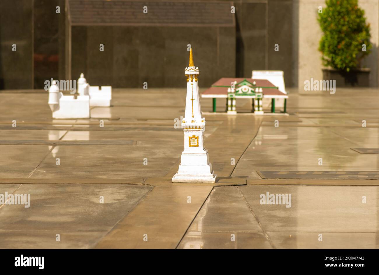 Yogyakarta, Indonesien - 30. Juni 2022: Die Miniatur des Denkmals von Tugu Jogjakarta, De Witte Paal oder des Weißen Denkmals Stockfoto