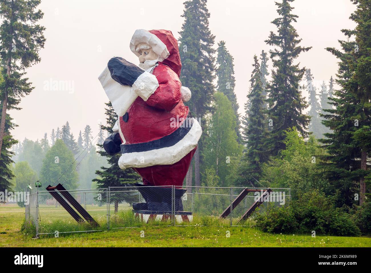 Riesige Außenstatue des Weihnachtsmannes; Nordpol; Alaska; USA Stockfoto