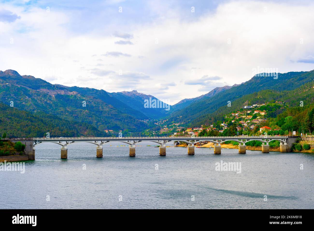 Water Park Geres Blick, Brücke über Bergsee, Alqueirao, Portugal Stockfoto