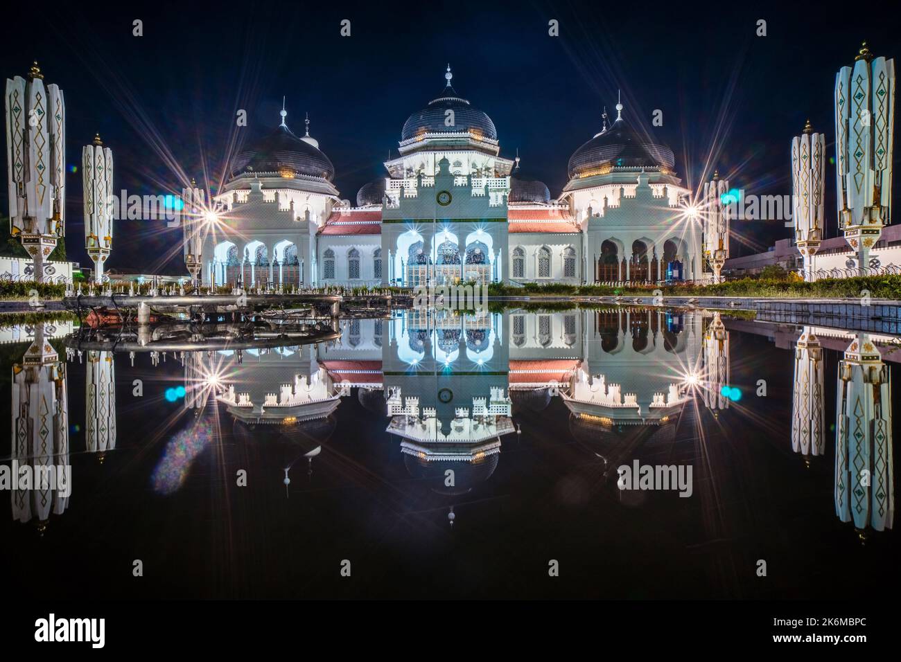 Aceh, Indonesien. 14. Oktober 2022. Große Moschee von Baiturrahman, Banda Aceh, umrahmt vom Moschee-Tor, um Mitternacht Stockfoto