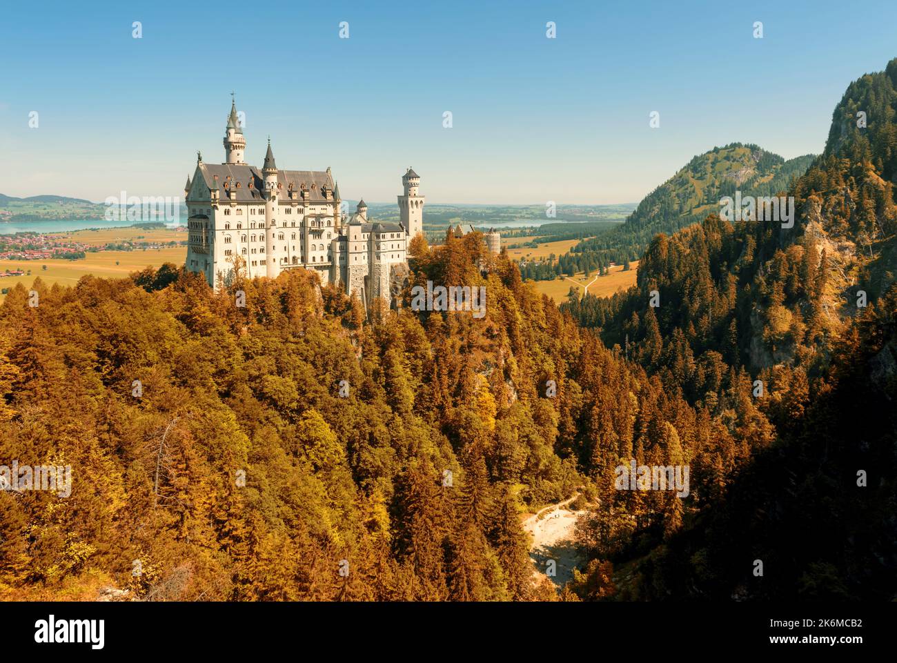 Schloss Neuschwanstein bei Füssen, Deutschland, Europa. Landschaft mit altem deutschen Schloss auf Berggipfel im Herbst. Es ist ein berühmtes Wahrzeichen in München vicini Stockfoto