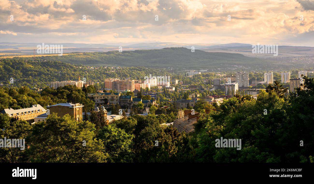 Panorama von Pyatigorsk im Sommer, Russland. Landschaft der Region Stawropol, Panoramablick auf die Stadt Pyatigorsk, Himmel und Wald vom Berg Maschuk. Thema des Natu Stockfoto