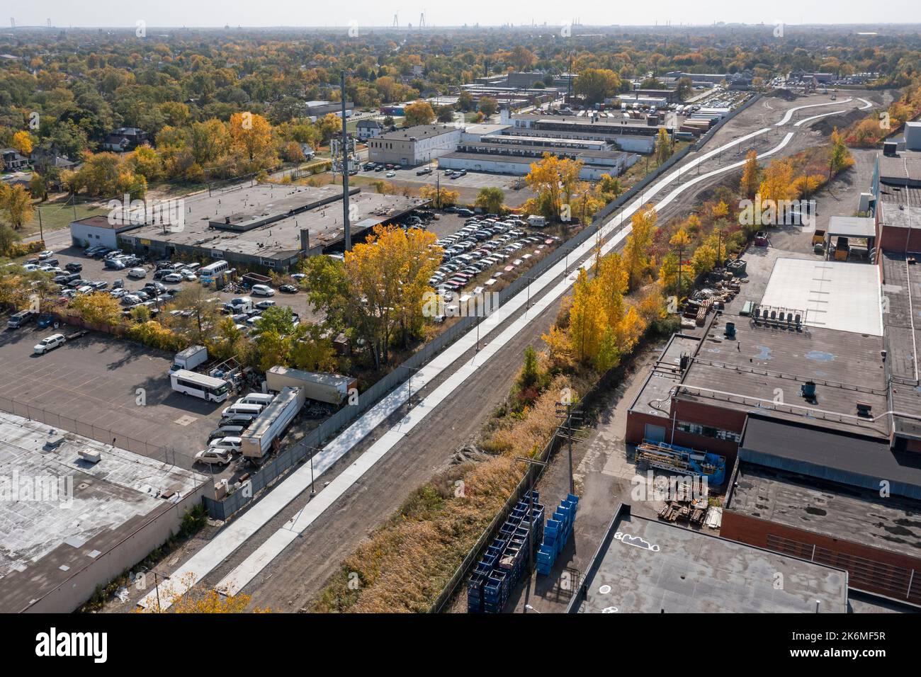 Detroit, Michigan, USA. 14. Oktober 2022. Die Arbeiten am Joe Louis Greenway, einem 27,5 km langen Fahrrad-/Wanderweg, der einen Großteil der Stadt und Teile des Highland Park, Hamtramck und Dearborn umrunden wird, werden fortgesetzt. Dieser erste Abschnitt, ehemals eine Conrail-Bahnstrecke, wird Ende Oktober eröffnet. Das gesamte Projekt wird voraussichtlich 5 - 10 Jahre dauern. Kredit: Jim West/Alamy Live Nachrichten Stockfoto