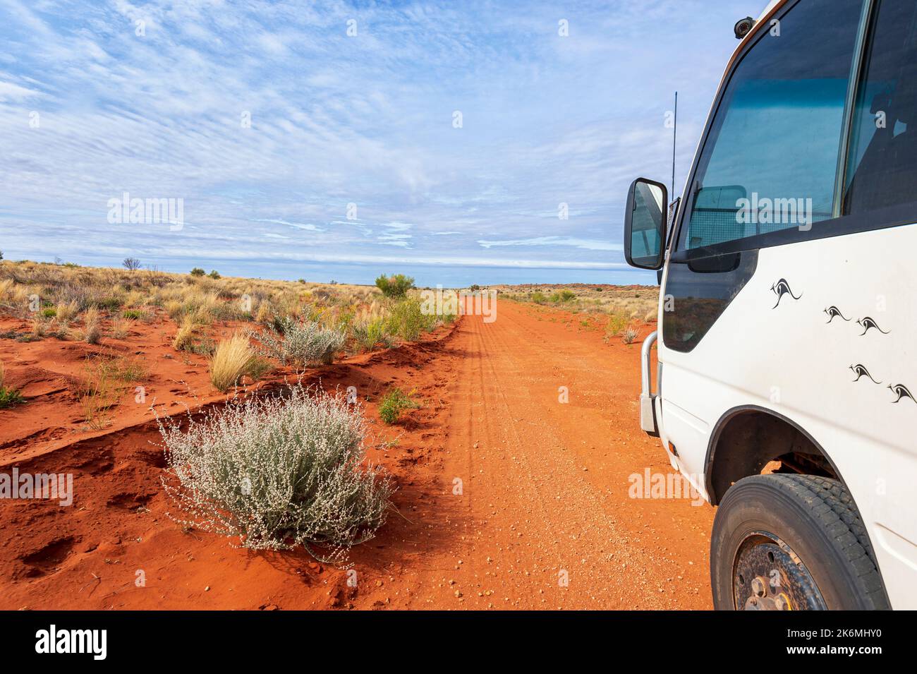 4WD Toyota Coaster Reisemobil auf dem Binns Track in der Simpson Desert, Northern Territory, NT, Australien Stockfoto