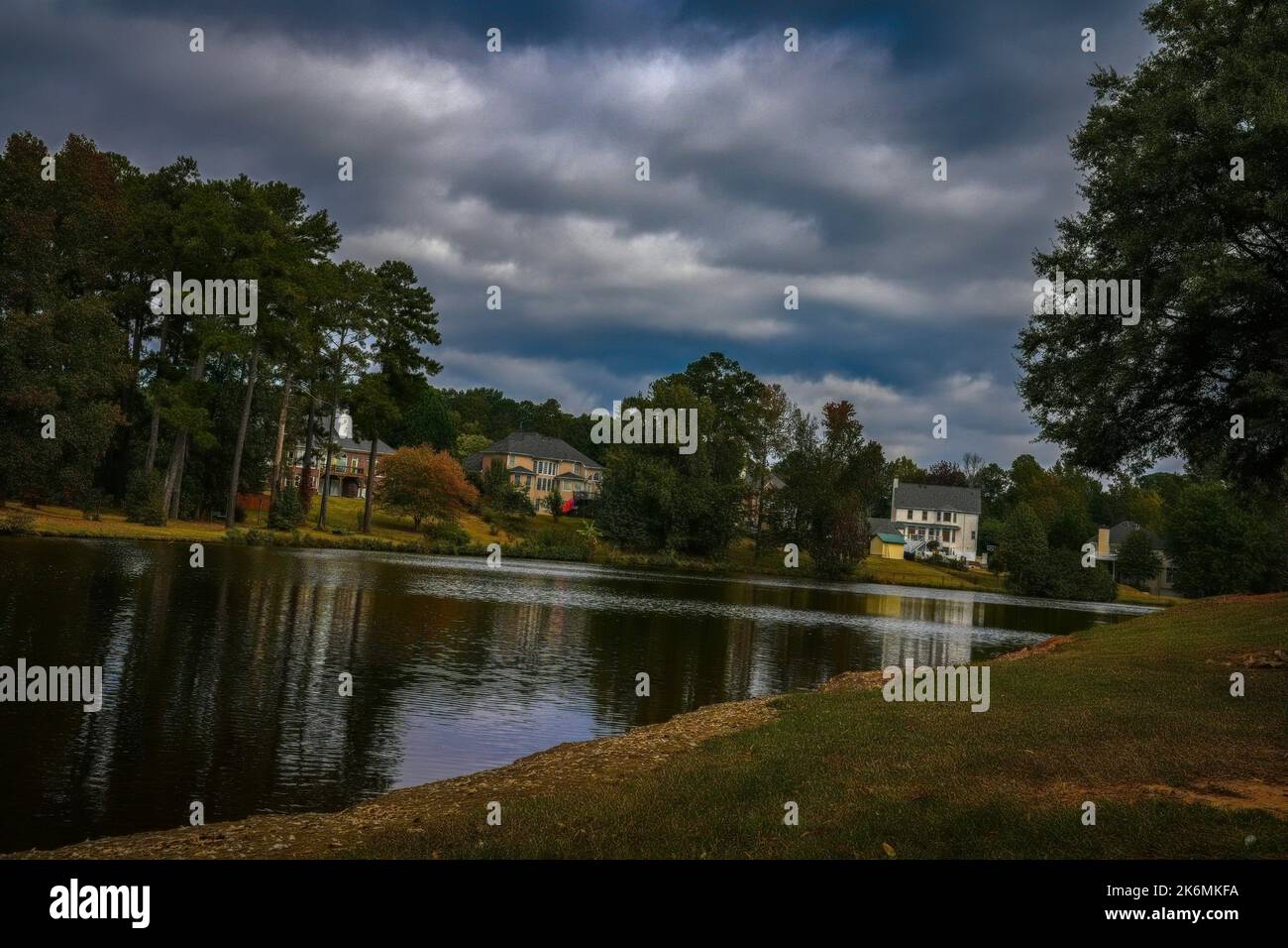 Schöner Blick auf den See im Herbst Stockfoto