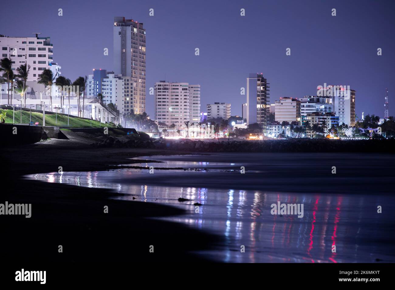 Nachtansicht des Strandes und der Skyline von Boca Del Rio, Veracruz, Mexiko. Stockfoto