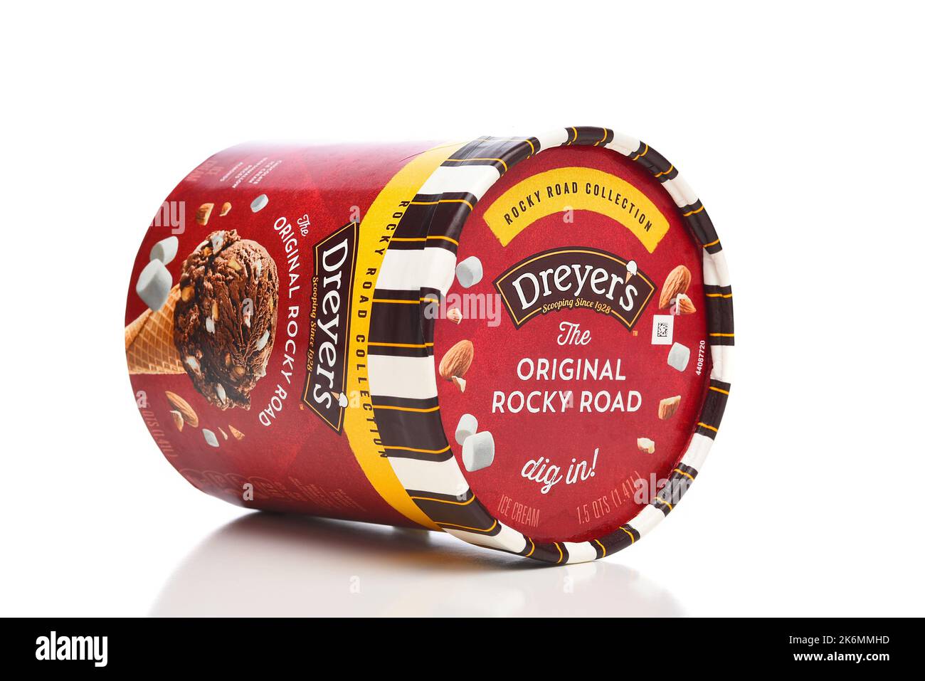 IRVINE, KALIFORNIEN - 14 Okt 2022: Ein Karton mit Dreyers Rocky Road Ice Cream auf seiner Seite. Stockfoto