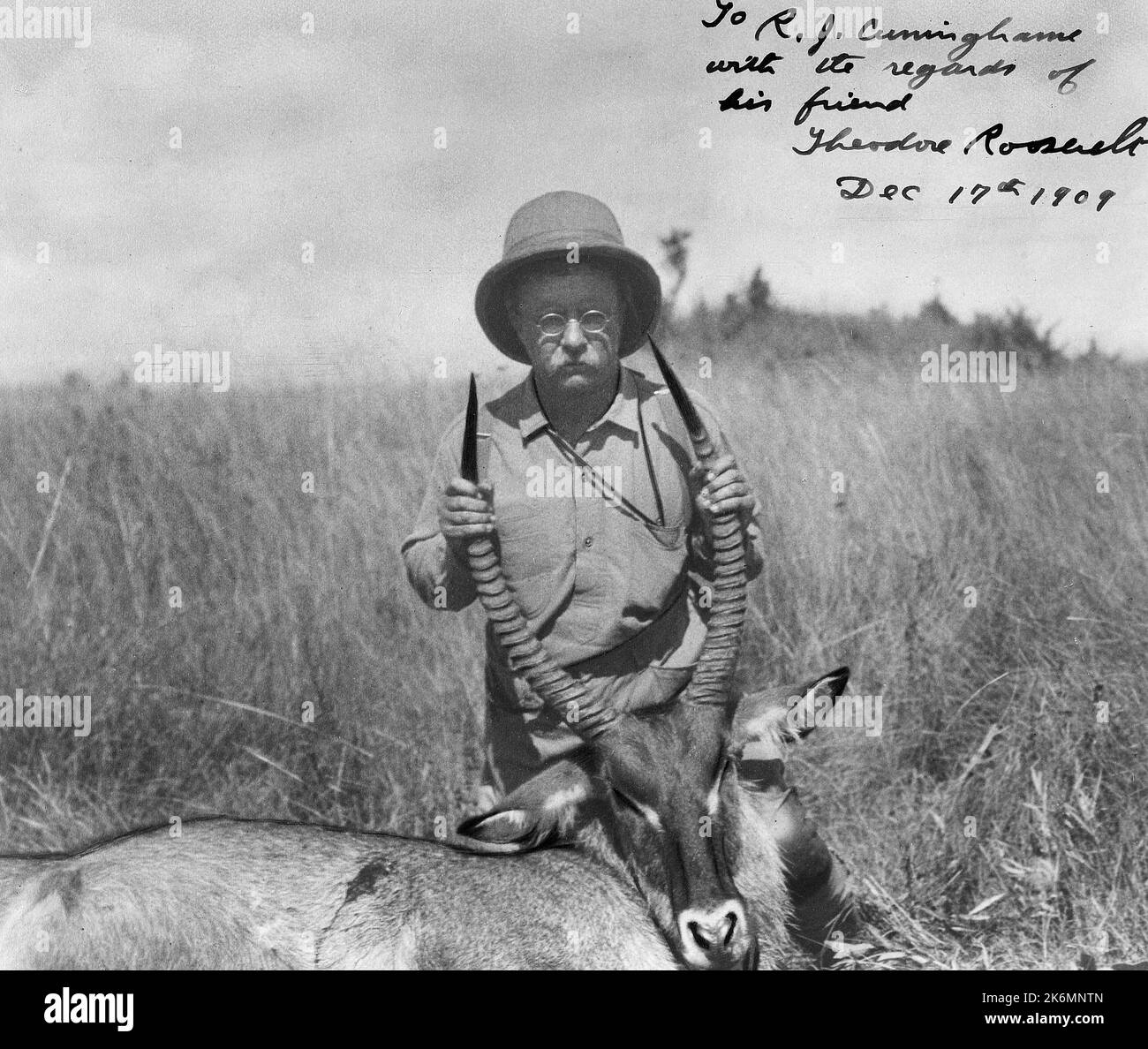 Präsident Theodore Roosevelt mit totem Wasserbock, den er 1909 während einer Safari-Reise nach Afrika auf die Jagd nach großen Wildbresten schoss Stockfoto