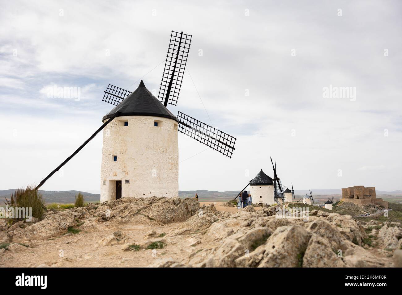 Windmühlen von Consuegra, mit Schloss von La Muela im Hintergrund Stockfoto