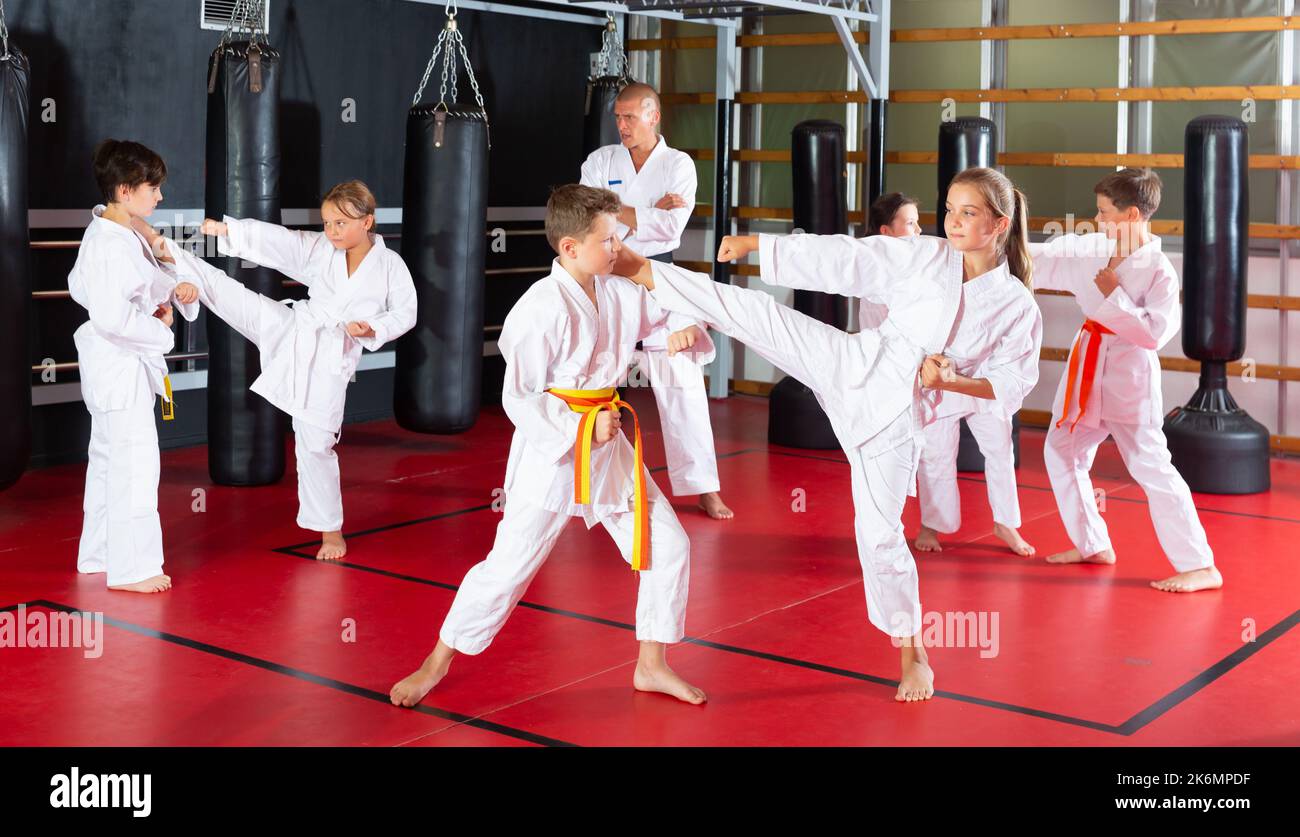 Kinder Sparring während Karate-Training Stockfoto