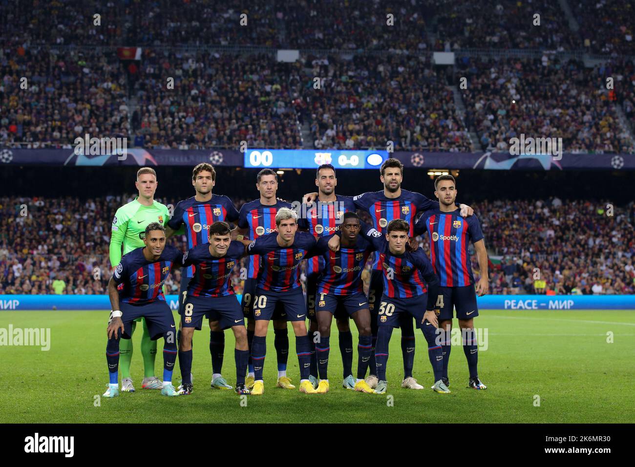 Barcelona, Spanien, 12.. Oktober 2022. Der FC Barcelona, der elf startet, stellt sich vor dem Start für ein Teamfoto in der hinteren Reihe ( L bis R ); Marc-Andre Ter Stegen, Marcos Alonso, Robert Lewandowski, Sergio Busquets, Gerard Pique und Eric Garcia, erste Reihe ( L bis R ); Raphinha, Pedri, Sergi Roberto, Ousmane Dembele und Gavi, beim UEFA Champions League-Spiel im Camp Nou, Barcelona. Bildnachweis sollte lauten: Jonathan Moscrop / Sportimage Stockfoto