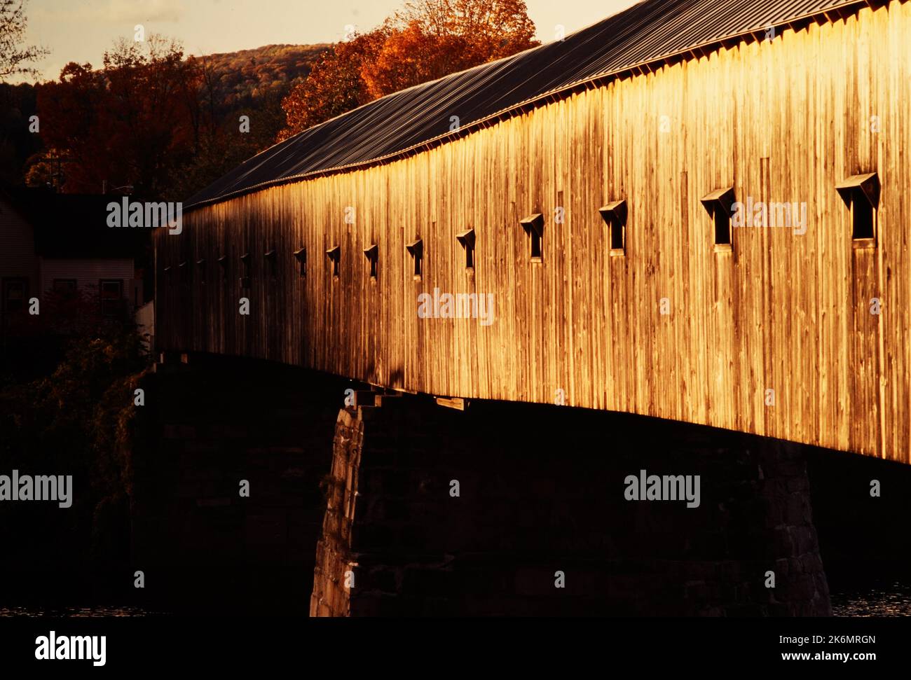 Eine überdachte Brücke in New Hampshire wird von der späten Sonne beleuchtet Stockfoto