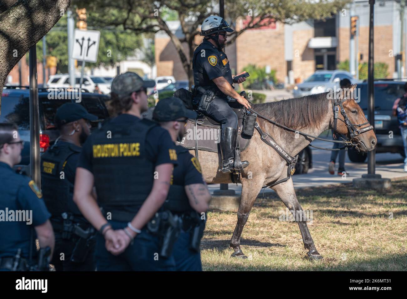 Ein in Houston montierter Patrouillenoffizier an der Universität von Houston in Vorbereitung auf einen Protest gegen eine Vorführung eines Dokumentarfilms von Matt Walsh. Stockfoto