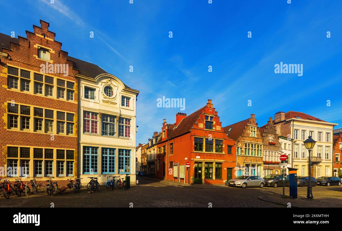 Blick auf die pulsierende Straße auf die Innenstadt von Gent, die Hauptstadt der Provinz Ostflandern, Belgien Stockfoto